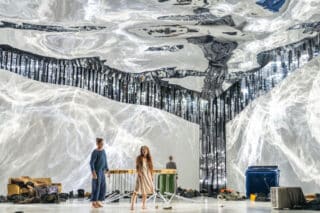 Opernbühne mit visuell auffälligem Bühnenbild