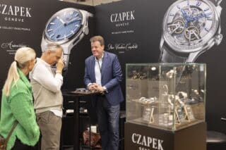 Stand von Czapek auf der WatchTime 2023 mit Besucher:innen