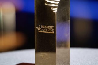 Die Trophäe der Heaven Awards Cannes 2025